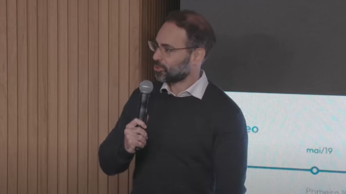 Felipe Miranda apresentando suas análises sobre o cenário econômico brasileiro em evento de investimentos.