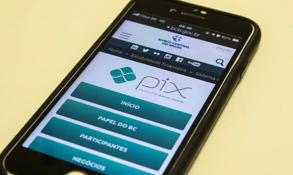 Usuário realizando transações financeiras com o sistema de pagamentos Pix no celular.