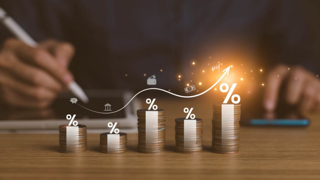 Evento online sobre investimentos em 2025 com especialistas do mercado financeiro discutindo estratégias e oportunidades.