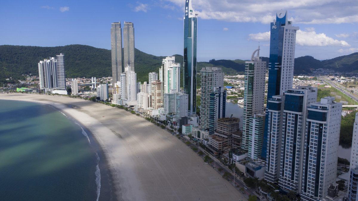 Gráfico mostrando a variação do IPTU em Balneário Camboriú entre os bairros Nova Esperança e Estados.