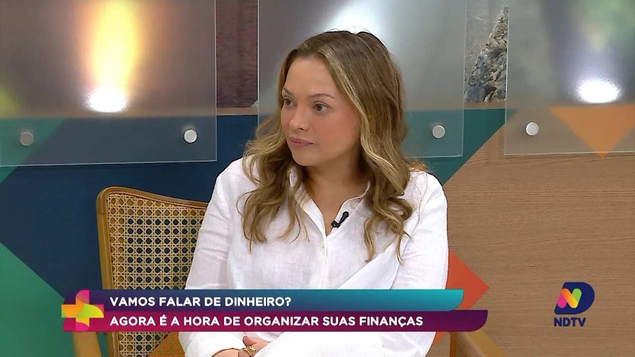 Pessoa organizando finanças com planilhas e calculadora, simbolizando planejamento financeiro.